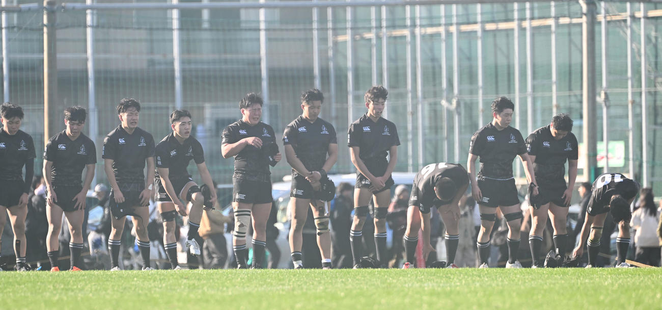 遠軽対尾道　尾道に敗れ肩を落とす遠軽の選手ら（撮影・和賀正仁）