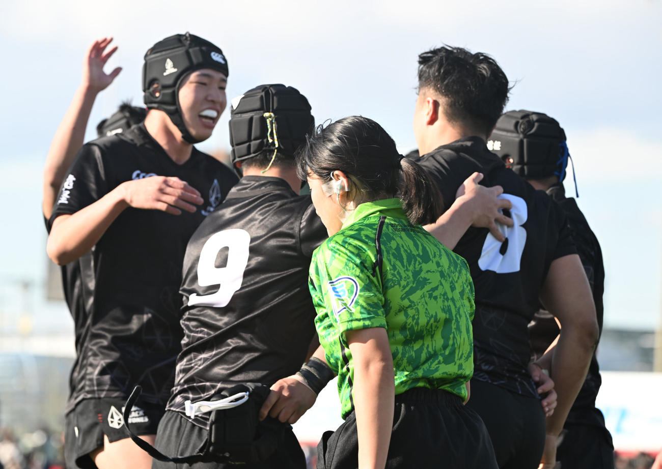 遠軽対尾道　後半、トライを奪い抱き合って喜ぶ遠軽の選手ら（撮影・和賀正仁）