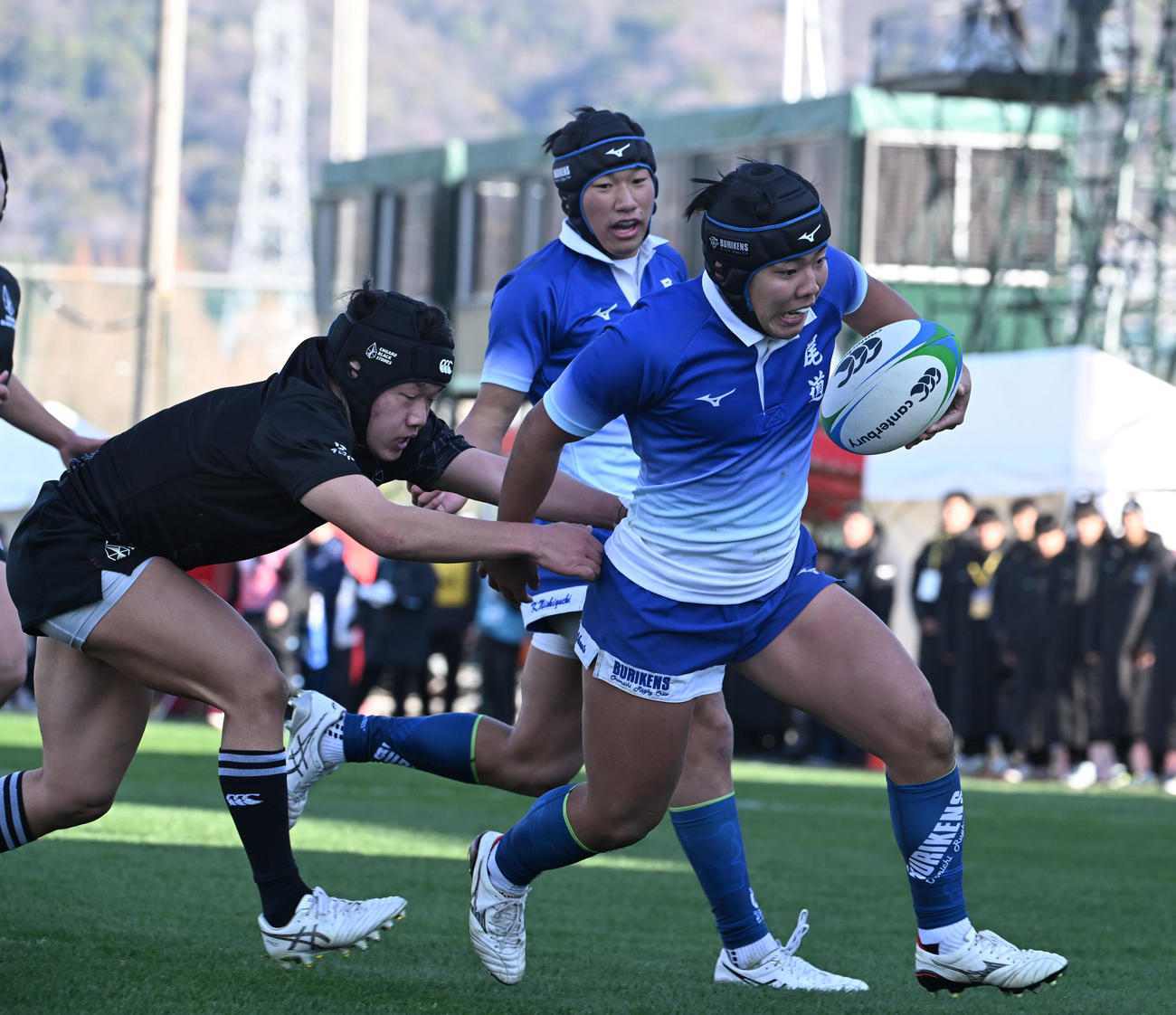 遠軽対尾道　後半、中央から左に展開した尾道はSO大本がトライを決める（撮影・和賀正仁）