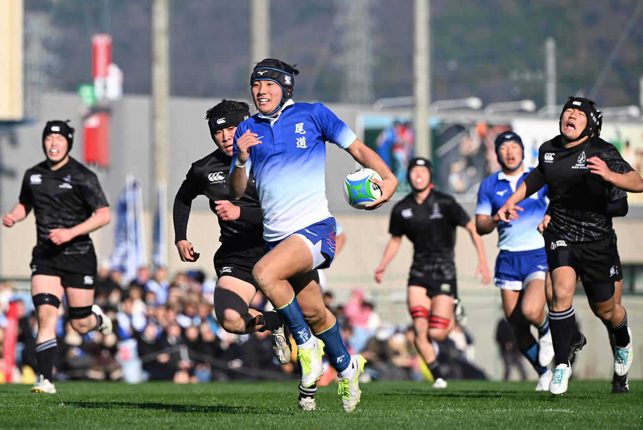 遠軽対尾道　後半、相手のミスを突き尾道CTB石川がボールを拾い中央にトライを奪う（撮影・和賀正仁）