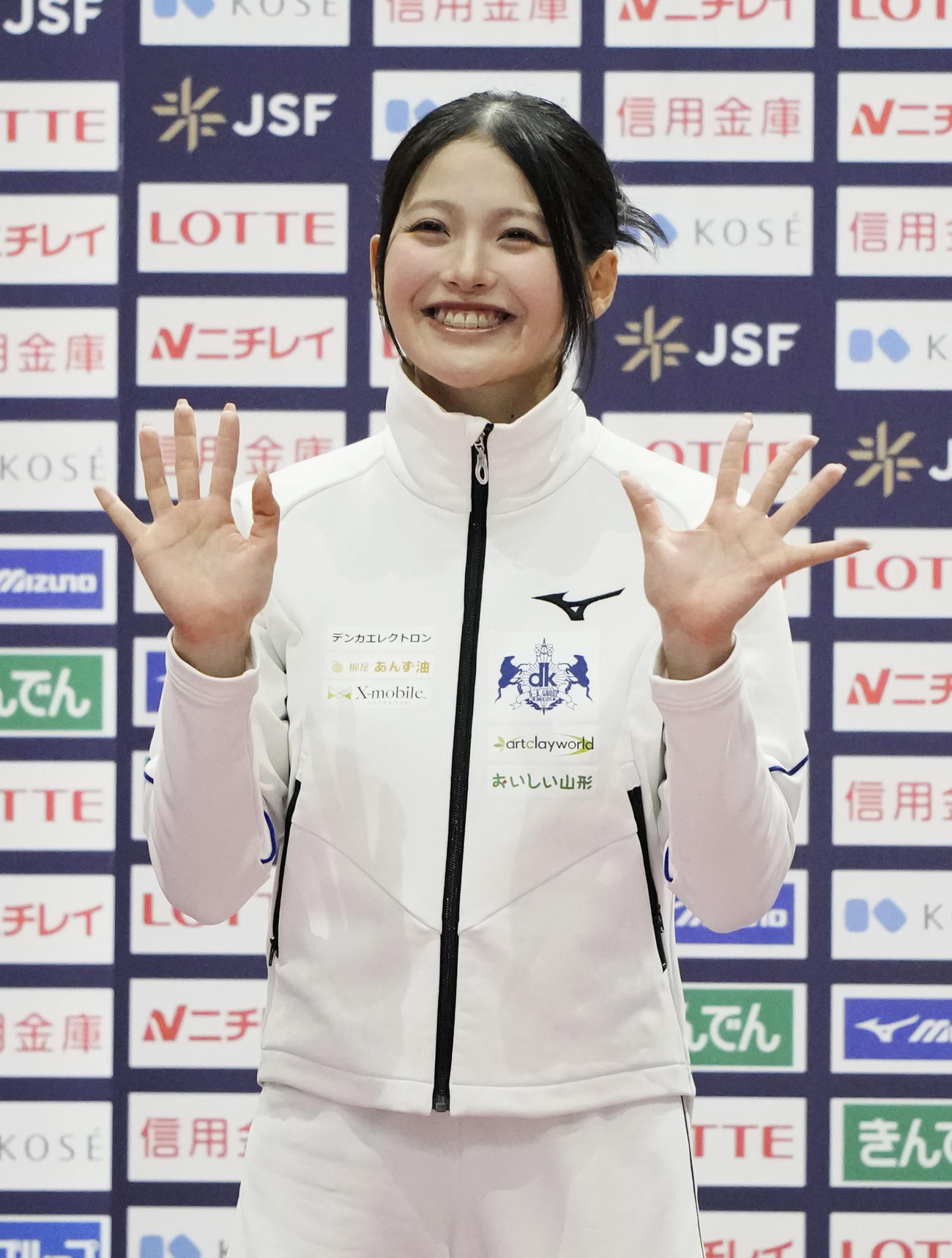 女子5000メートルの表彰式で笑顔を見せる、優勝した高橋侑花（共同）