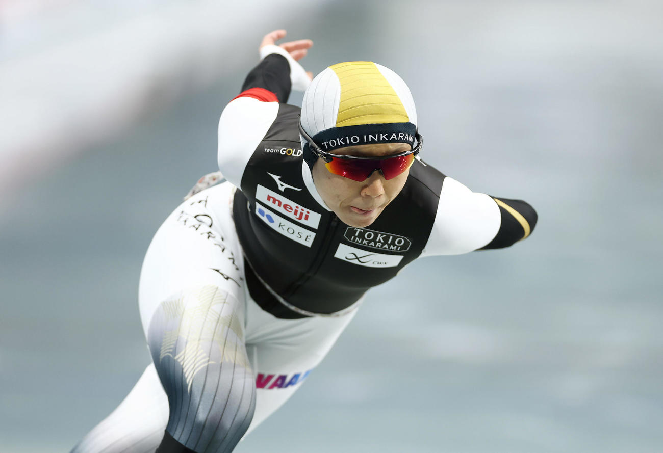 女子1000メートルで滑走する高木（撮影・前田充）