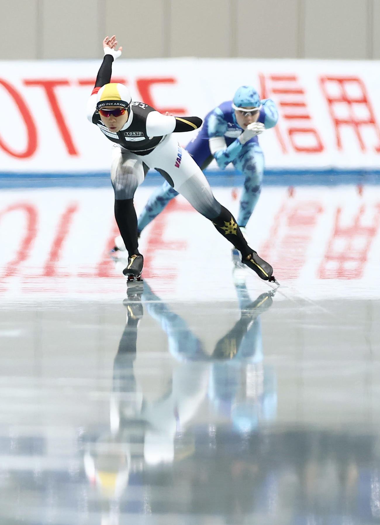 女子1000メートルで滑走する高木（左）と吉田（撮影・前田充）