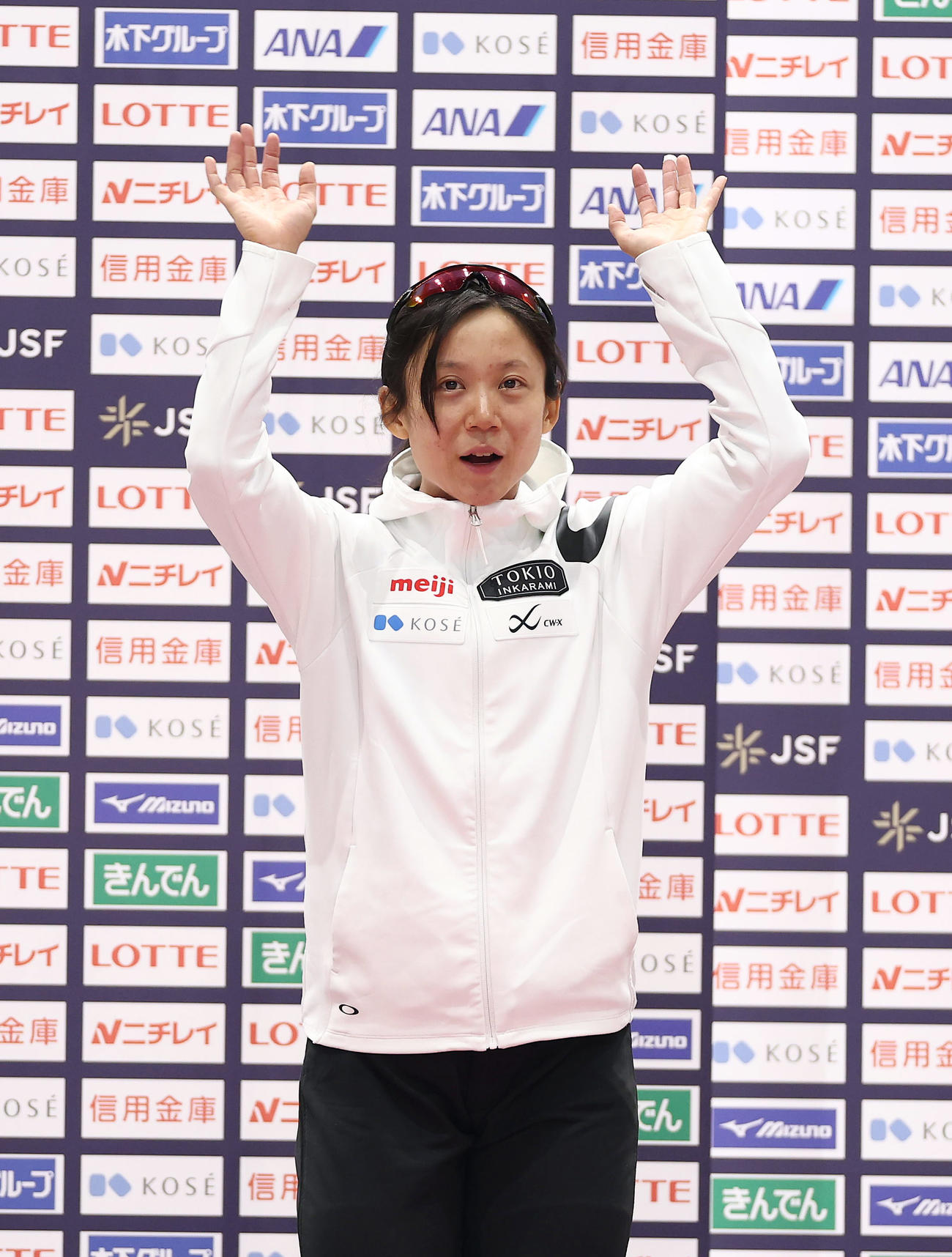 女子1000メートルで優勝し、表彰式で手を振る高木（撮影・前田充）