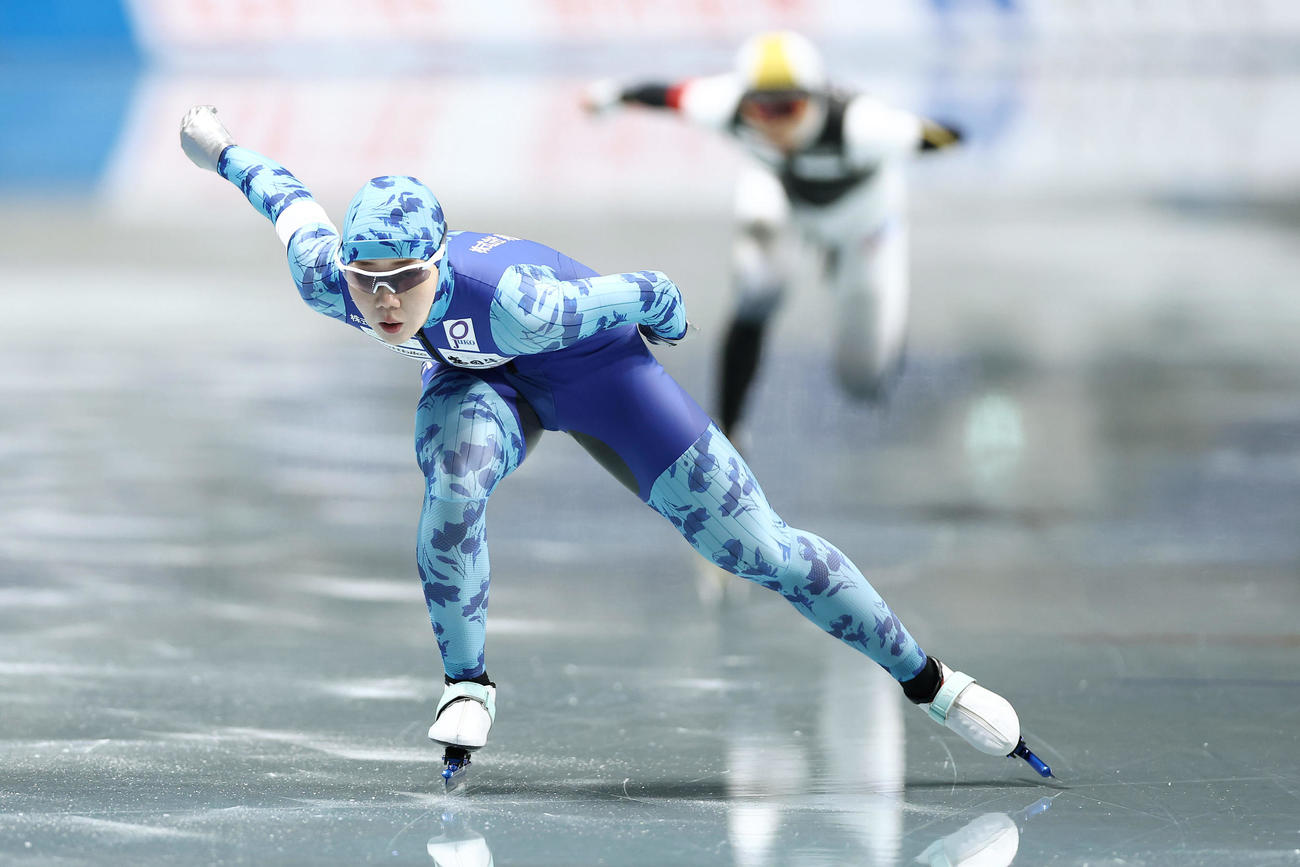 女子1000メートルで滑走する吉田。後方は高木（撮影・前田充）