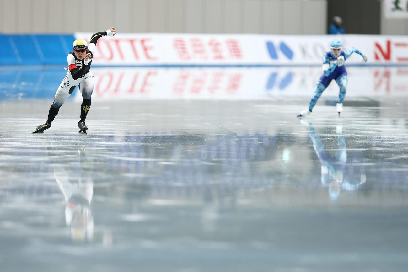 女子1000メートルで滑走する高木（左）と吉田（撮影・前田充）