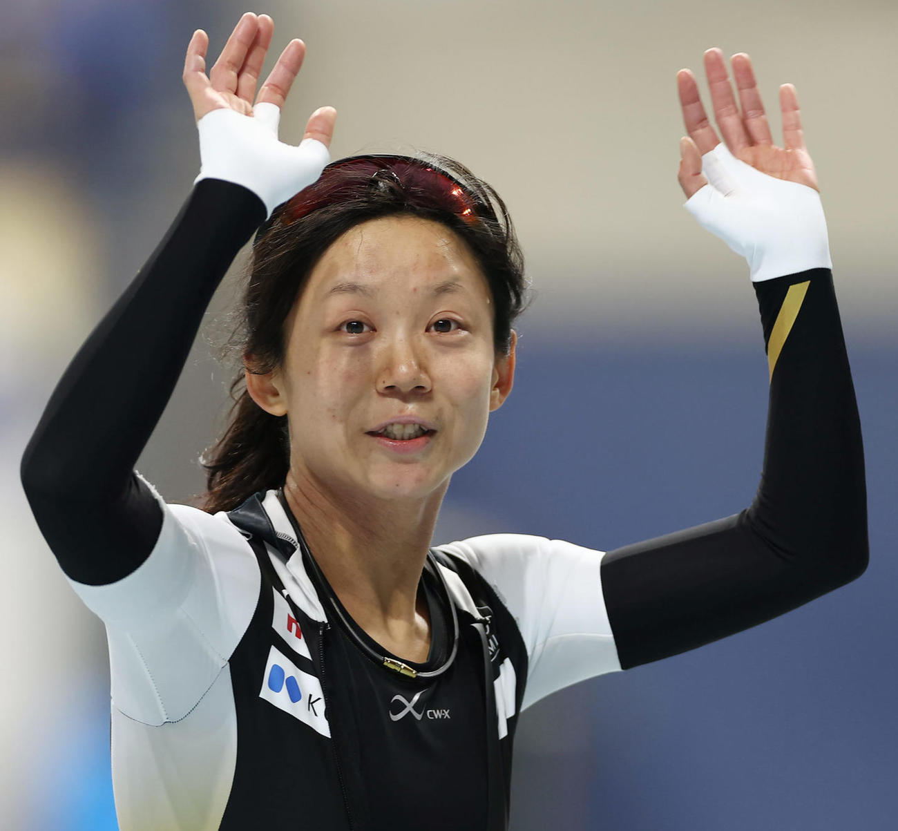 女子1500メートルで優勝し、観客の歓声に応える高木（撮影・前田充）