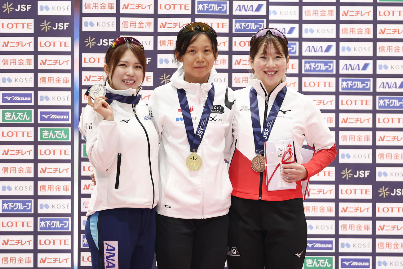 女子1500メートルで優勝し笑顔を見せる高木（中央）。左は2位の佐藤、右は3位の堀川（撮影・前田充）
