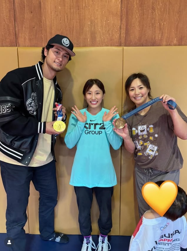 大物メジャーリーガー夫妻と3ショット（須崎優衣のインスタグラムから）