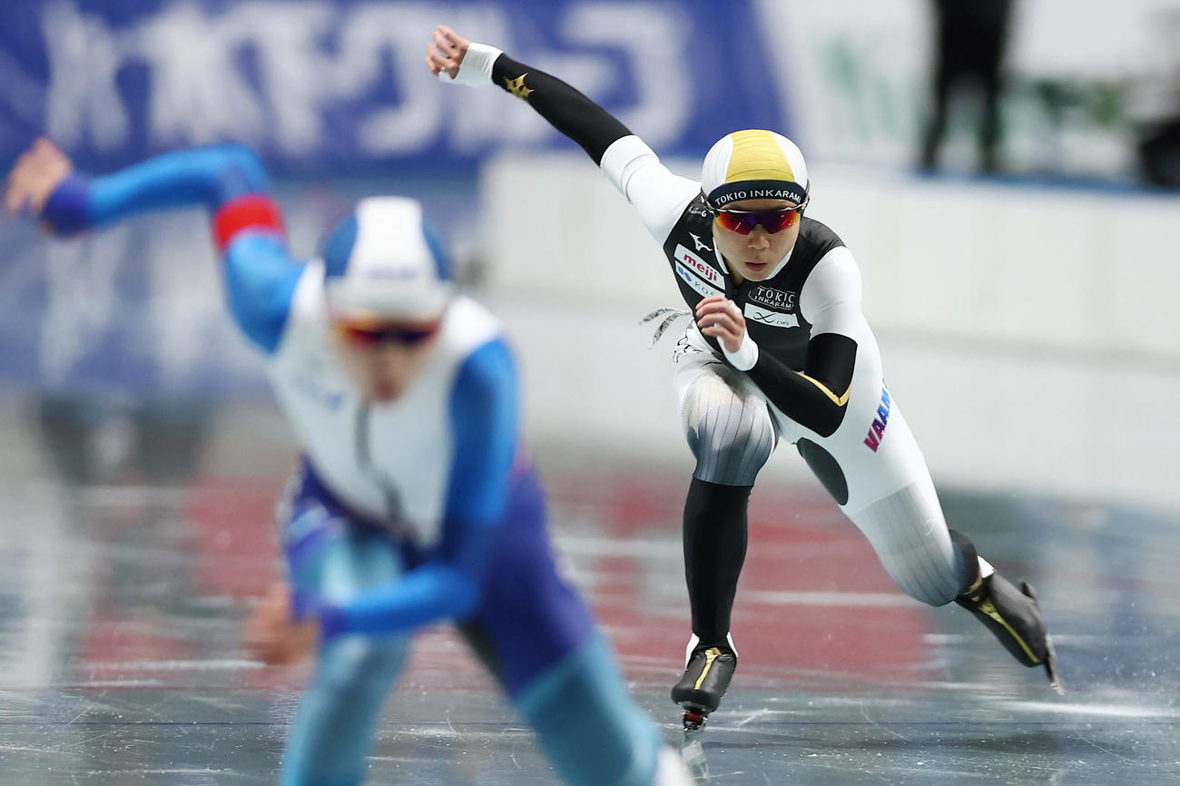 女子1500メートルで滑走する高木。手前は佐藤（撮影・前田充）