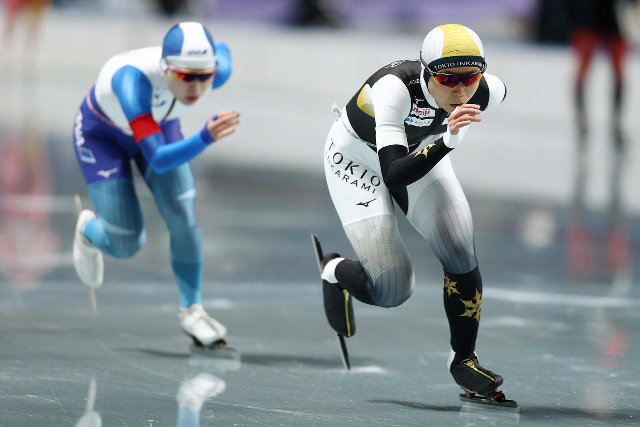 女子1500メートルで滑走する高木。左は佐藤（撮影・前田充）