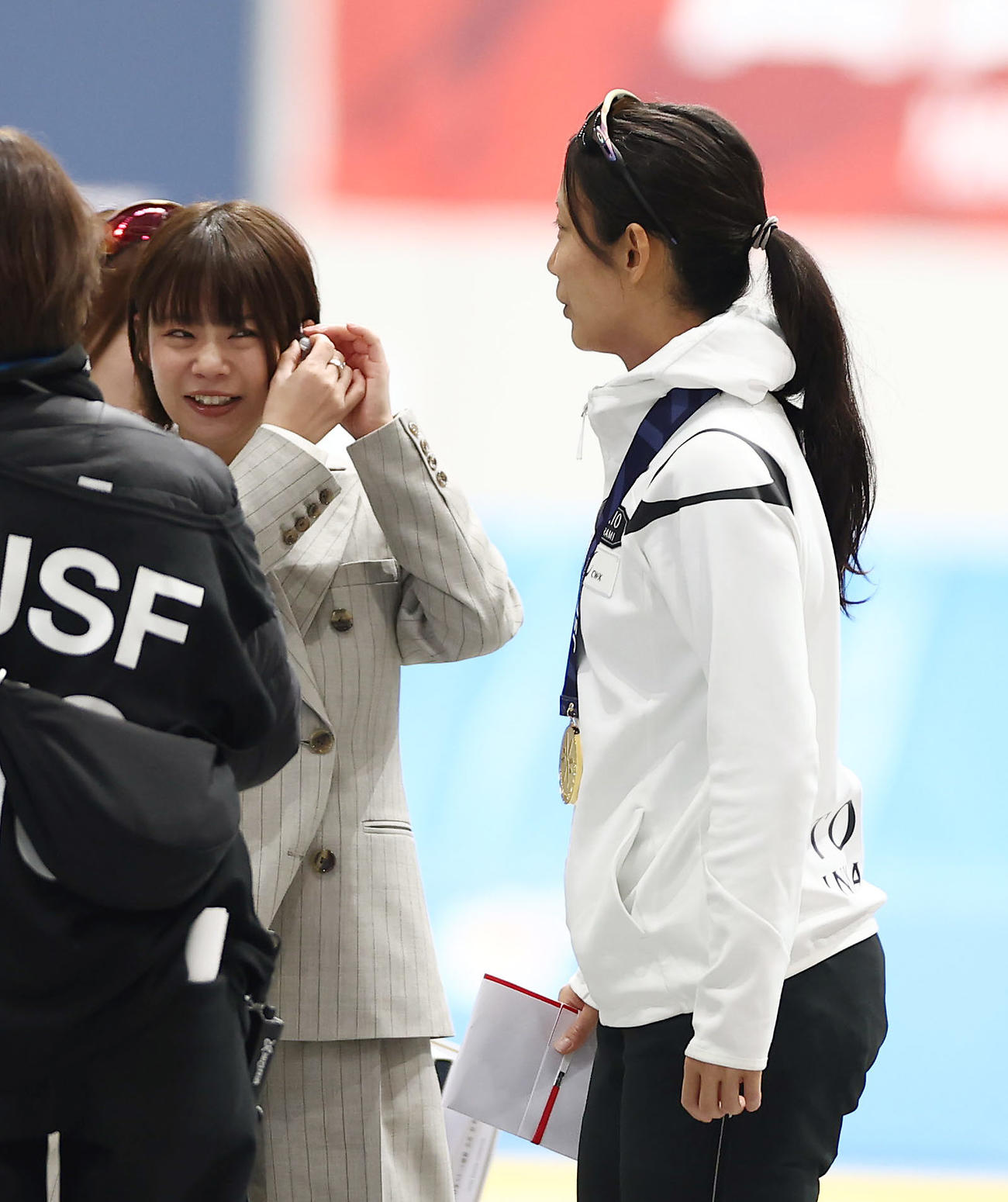 女子1500メートルで優勝し姉の菜那さん（左）と言葉を交わす高木（撮影・前田充）