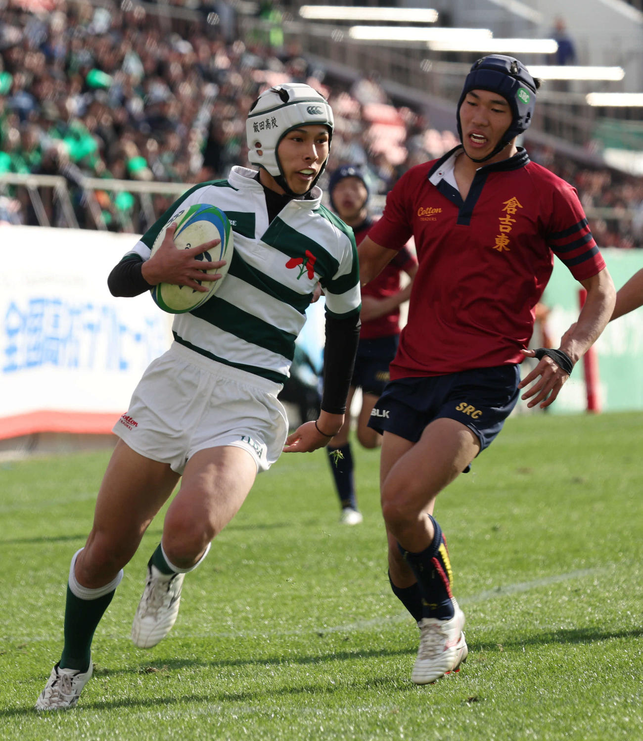 倉吉東対飯田　前半、飯田・田中は相手守備をかわしトライ（撮影・西尾就之）