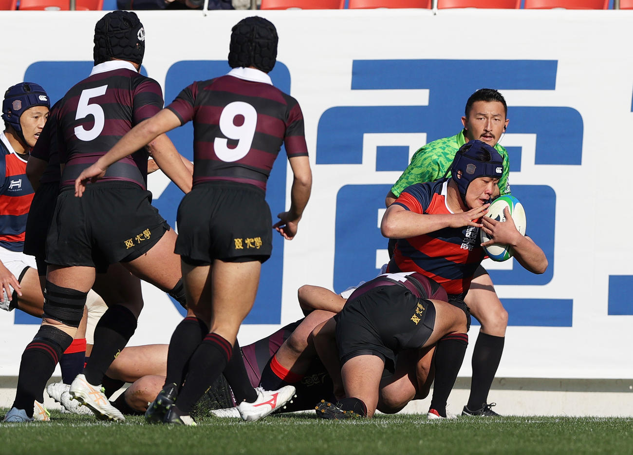 関西学院対九州学院　前半、関西学院フッカー黒田（右）は先制のトライを決める（撮影・上山淳一）