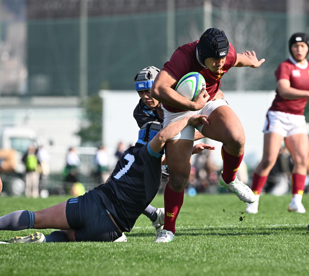 高川学園対目黒学院　前半、密集からタックルを振りほどきポスト下にトライする目黒学院NO8ロケティ・ブルースネオル（撮影・和賀正仁）