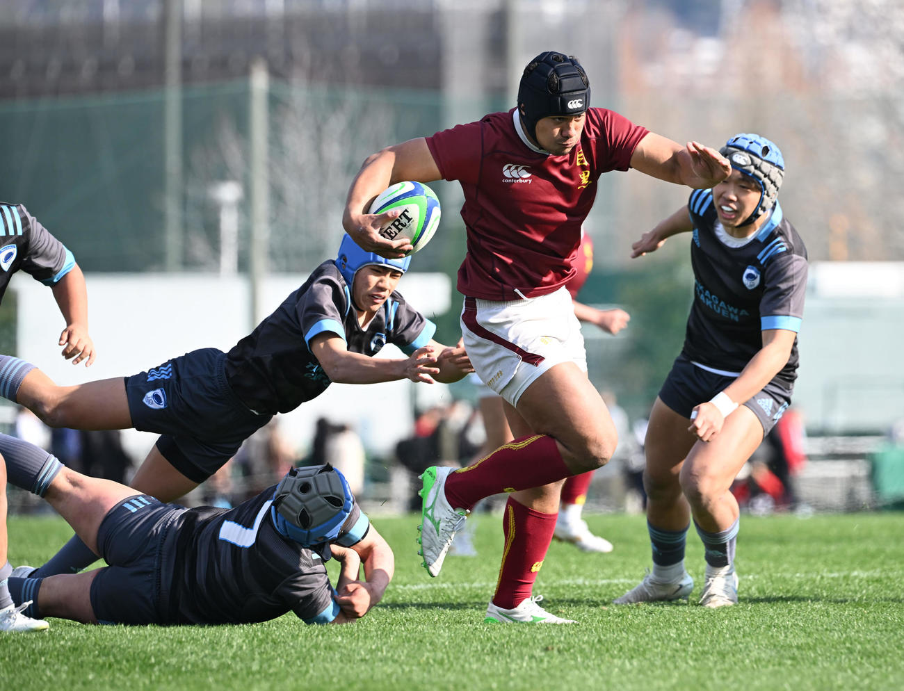 高川学園対目黒学院　前半、密集からタックルを振りほどきポスト下にトライする目黒学院NO8ロケティ・ブルースネオル（撮影・和賀正仁）