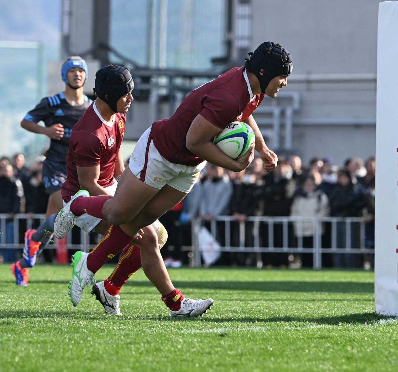 高川学園対目黒学院　前半、密集からタックルを振りほどきポスト下にトライする目黒学院NO8ロケティ・ブルースネオル（撮影・和賀正仁）