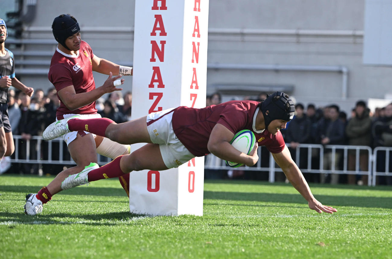 高川学園対目黒学院　前半、密集からタックルを振りほどきポスト下にトライする目黒学院NO8ロケティ・ブルースネオル（撮影・和賀正仁）
