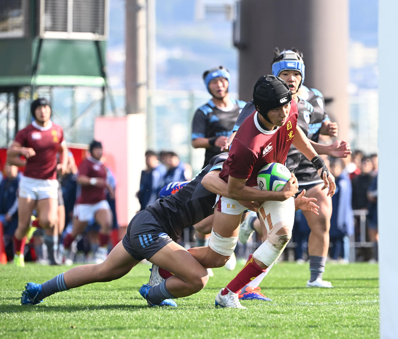 高川学園対目黒学院　前半、ディフェンスをかわし中央にトライする目黒学院ロック平田シャニョン武郎（撮影・和賀正仁）