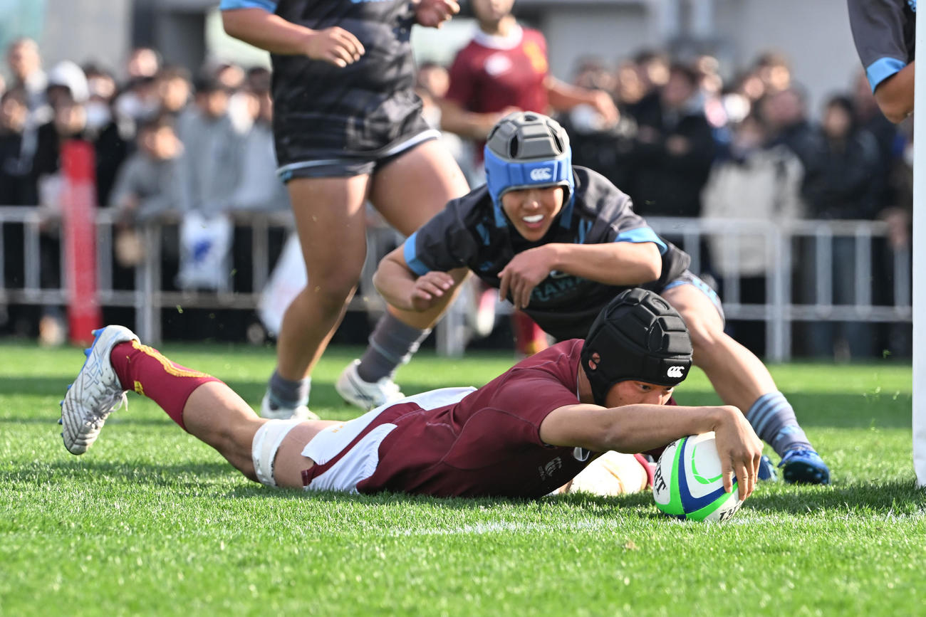 高川学園対目黒学院　前半、ディフェンスをかわし中央にトライする目黒学院ロック平田シャニョン武郎（撮影・和賀正仁）