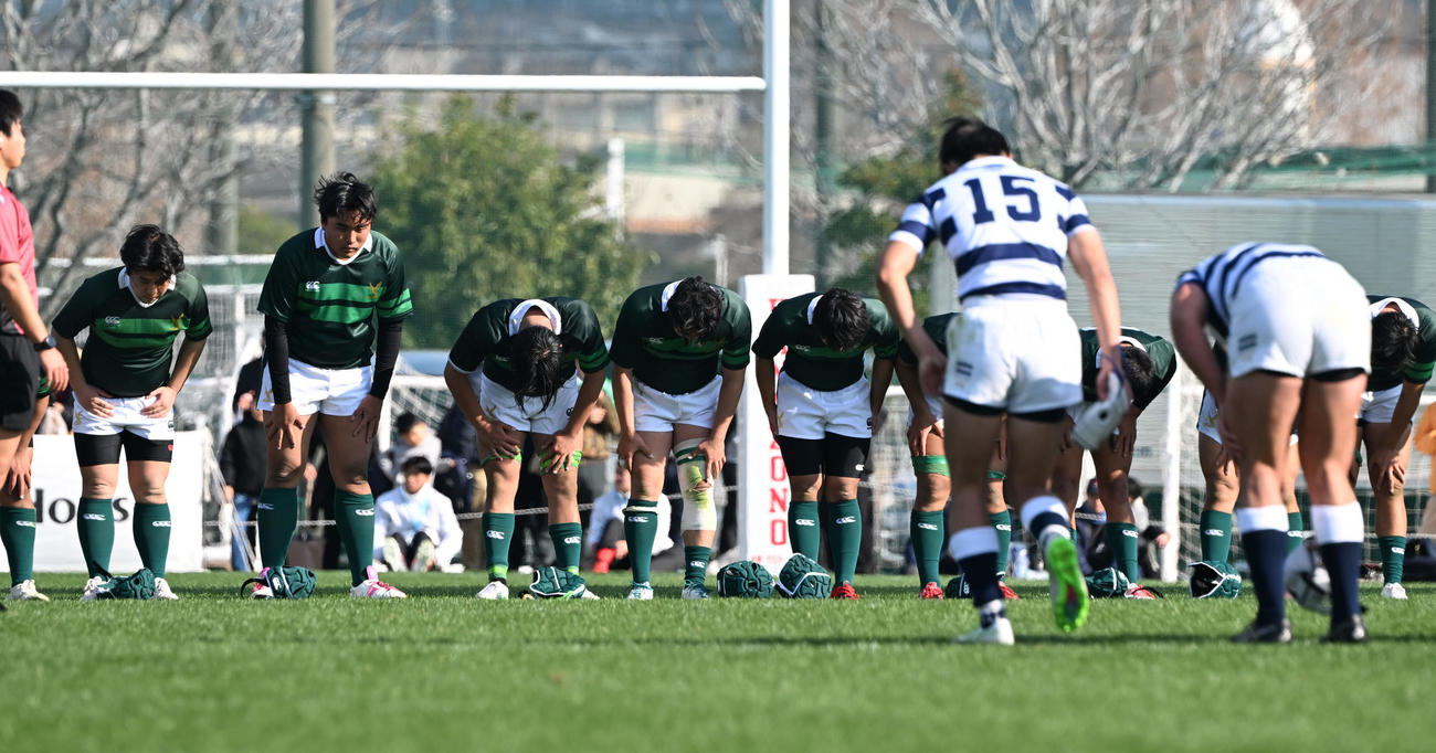 専大松戸対秋田工　秋田工に敗れ肩を落とす専大松戸の選手ら（撮影・和賀正仁）