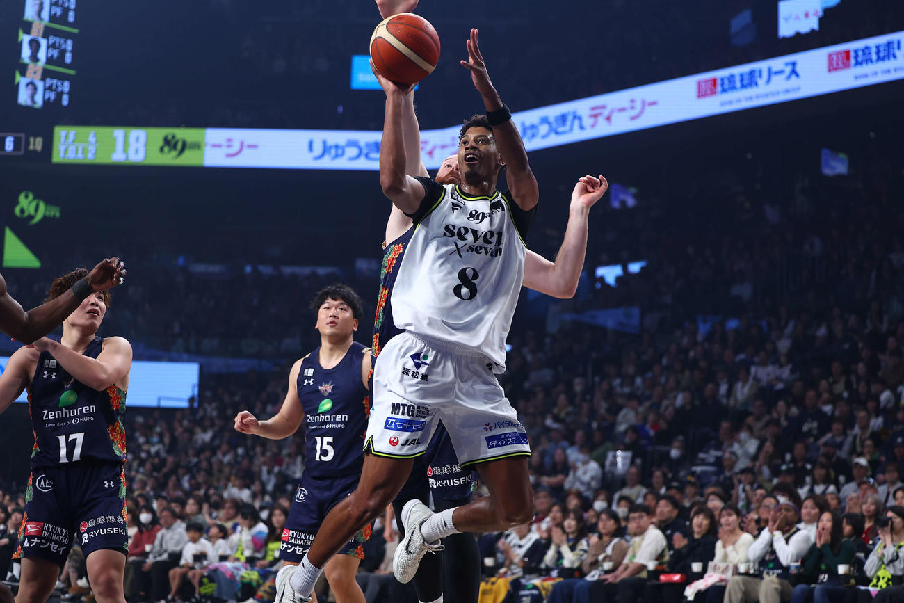 大阪対仙台　第1クオーター、シュートを決める仙台・ジャレット・カルバー（（C）B．LEAGUE）