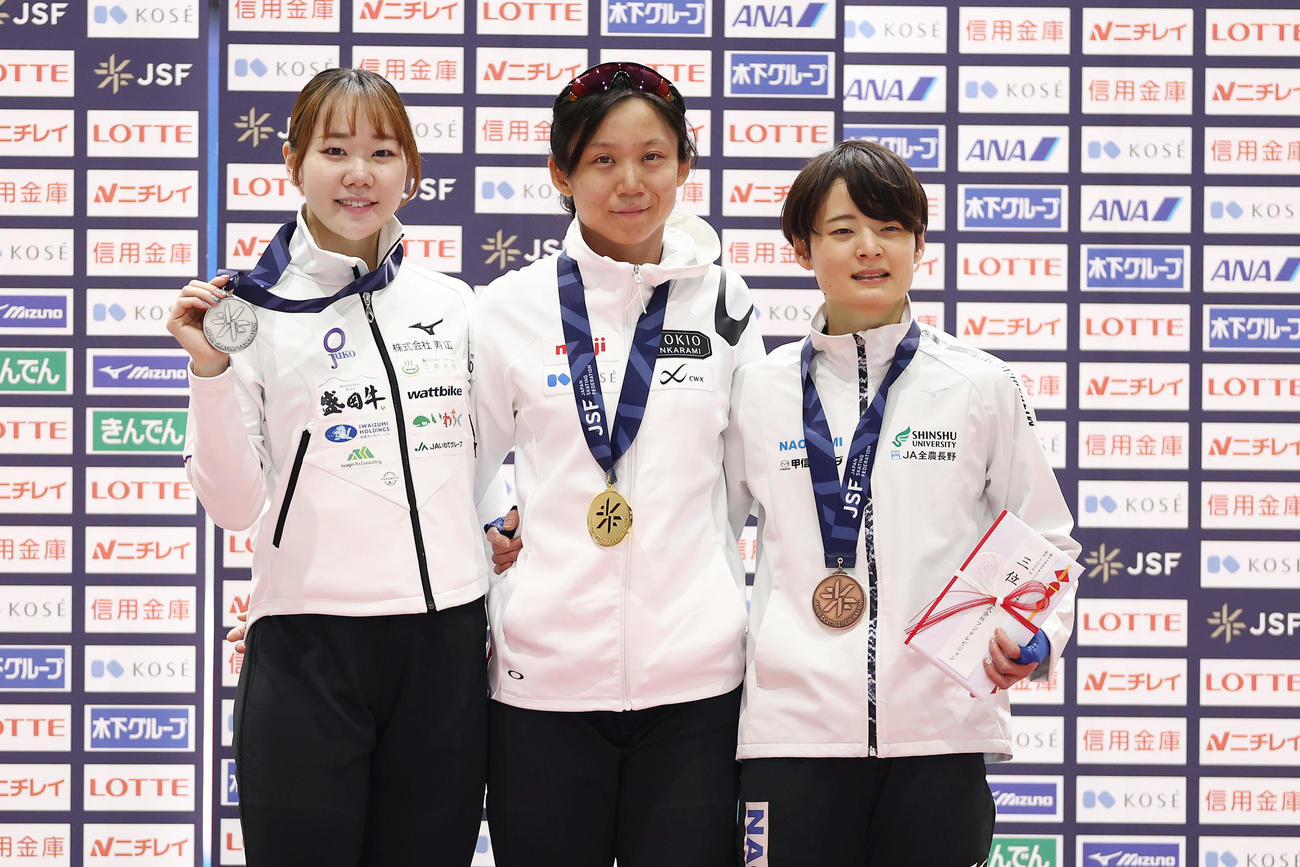 女子1000メートルで優勝し、表彰式で笑顔を見せる高木（中央）。左は2位の吉田、右は3位の山田（撮影・前田充）