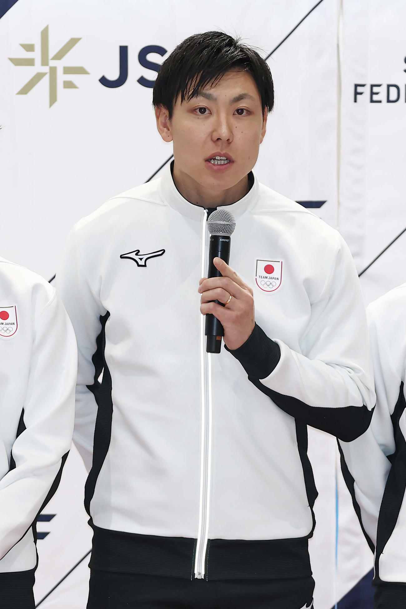 ミラノ・コルティナ五輪代表に選出され、あいさつする新濱（撮影・前田充）