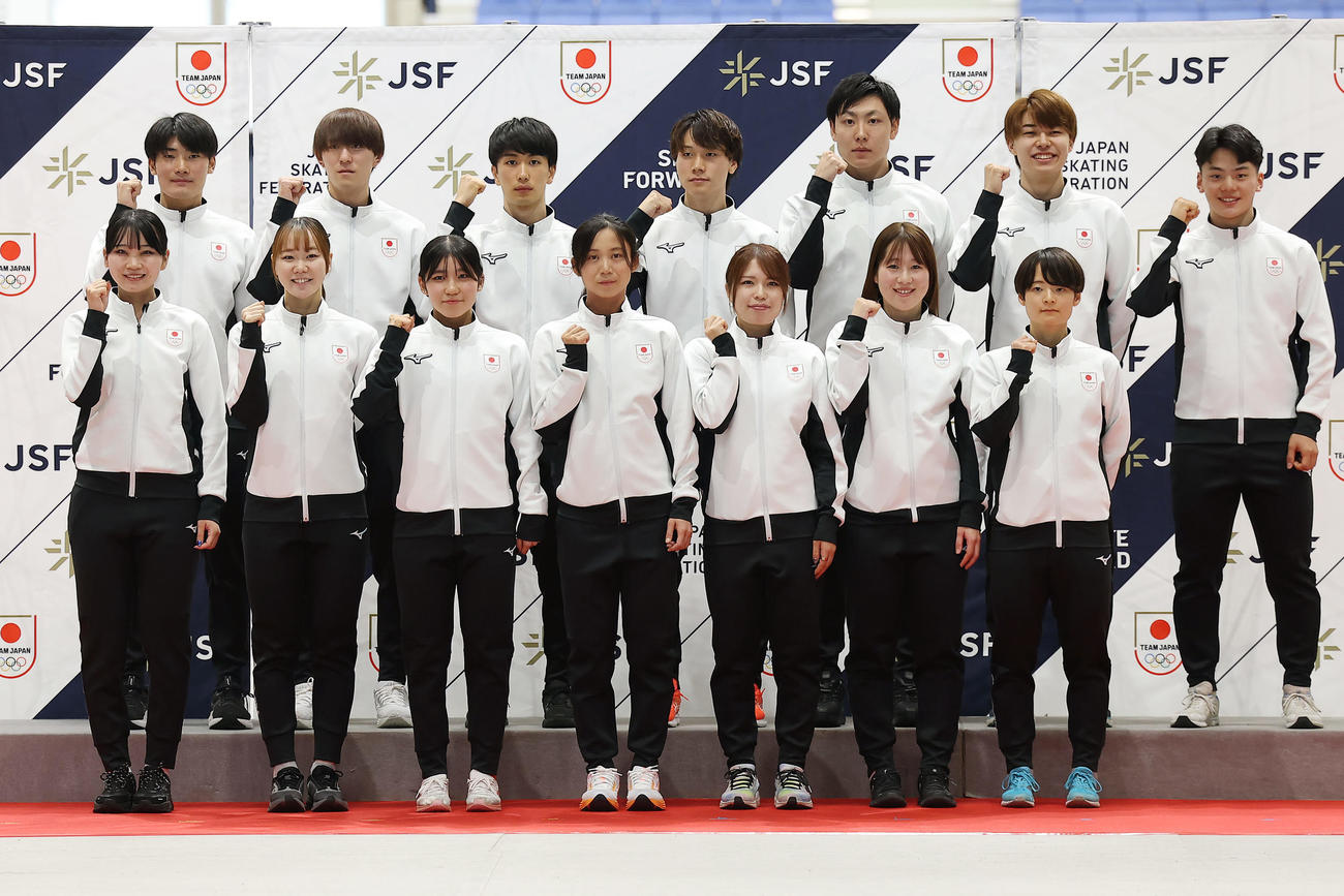 ミラノ・コルティナ五輪代表に選出されたスピードスケートの選手たち。前列左から稲川、吉田、野明、高木、佐藤、堀川、山田。後列左から蟻戸、野々村、倉坪、森重、新濱、山田、佐々木（撮影・前田充）