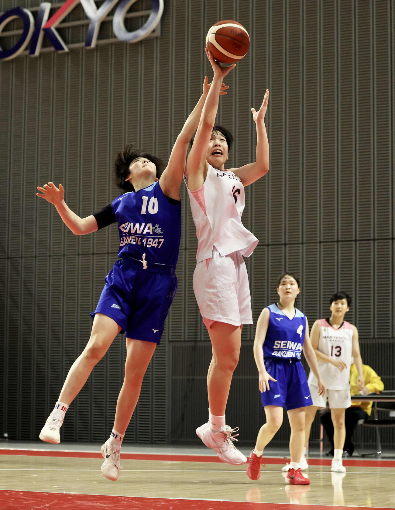 四日市メリノール学院対聖和学園　競り合う聖和学園・嶋森（左）と四日市メリノール学院・小林（撮影・河田真司）