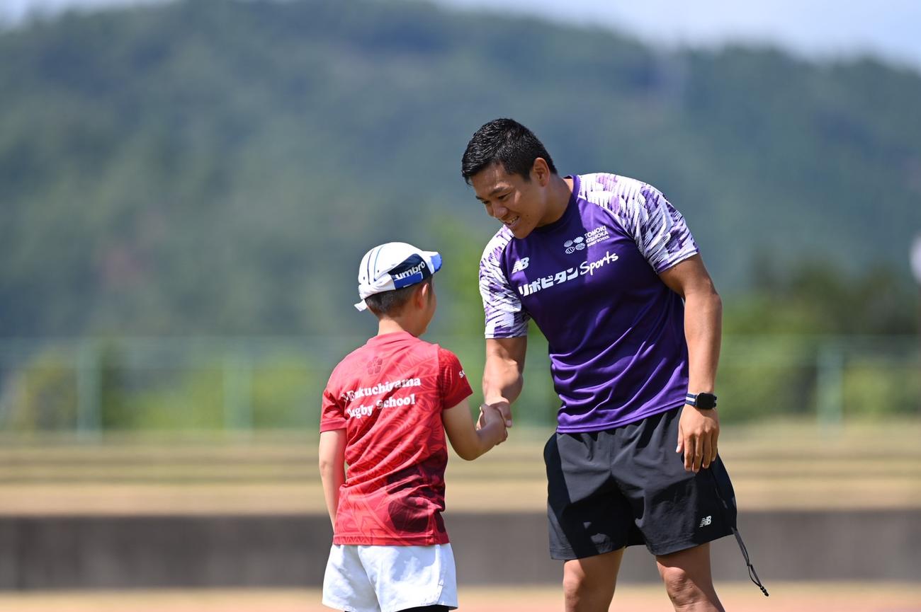 25年のラグビー教室で子どもとふれあう岸岡智樹（右）（C）杉田恵