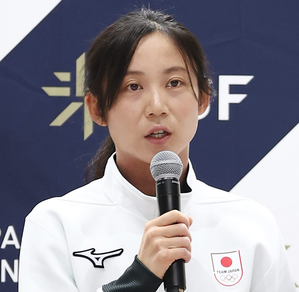 ミラノ・コルティナ五輪代表に選出され、あいさつする高木（撮影・前田充）
