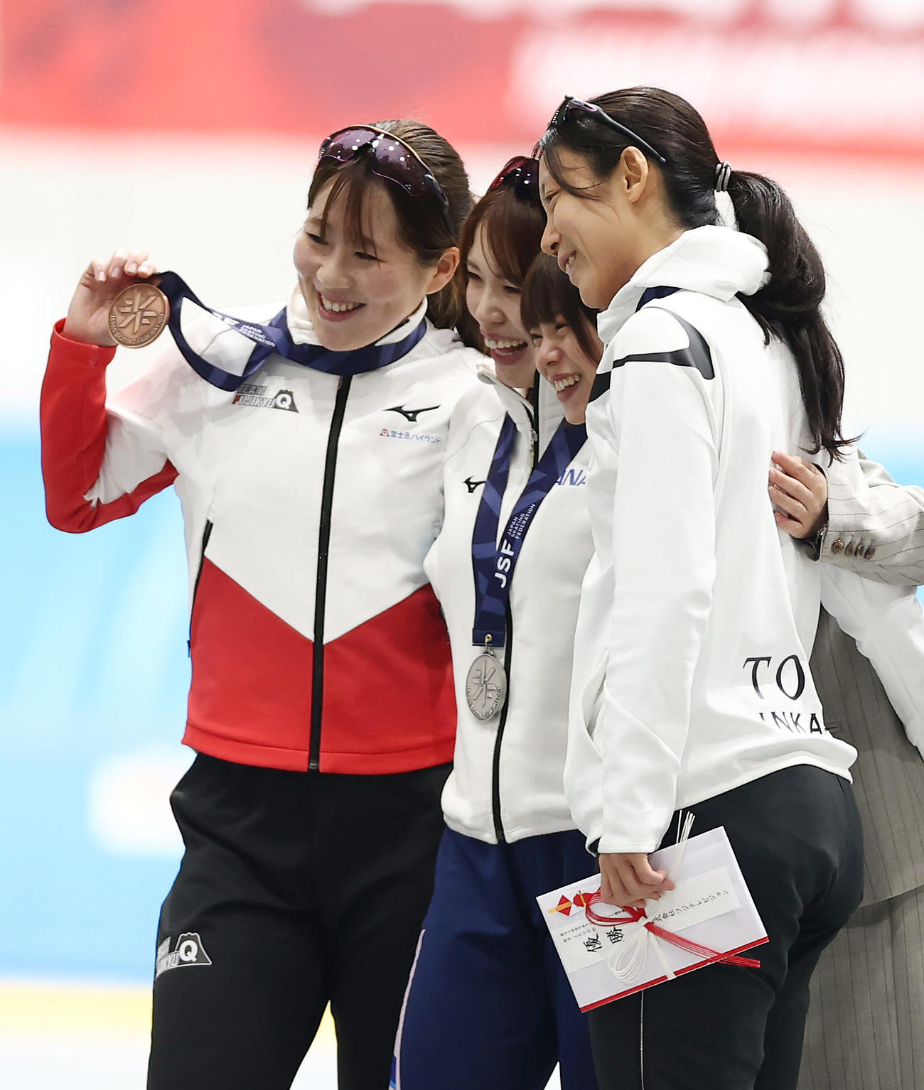 女子1500メートルで優勝し記念撮影に納まる、右から高木美帆、姉の菜那さん、佐藤、堀川（撮影・前田充）