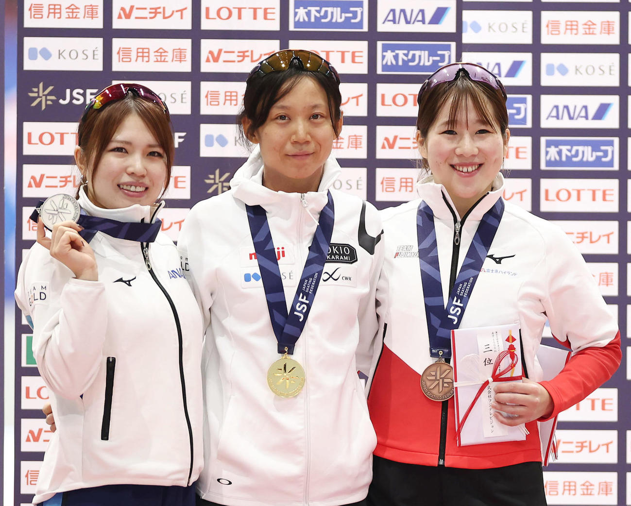 女子1500メートルで優勝し笑顔を見せる高木（中央）。左は2位の佐藤、右は3位の堀川（撮影・前田充）