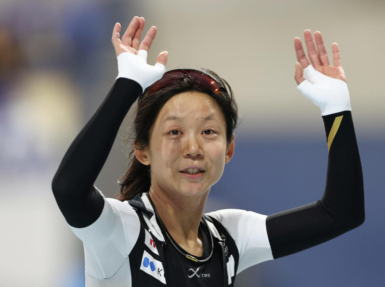 女子1500メートルで優勝し、観客の歓声に応える高木（撮影・前田充）