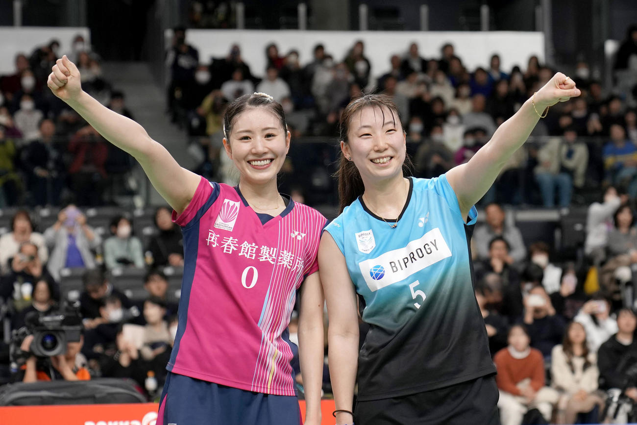勝利しポーズを決める志田千陽、五十嵐有紗組（共同）