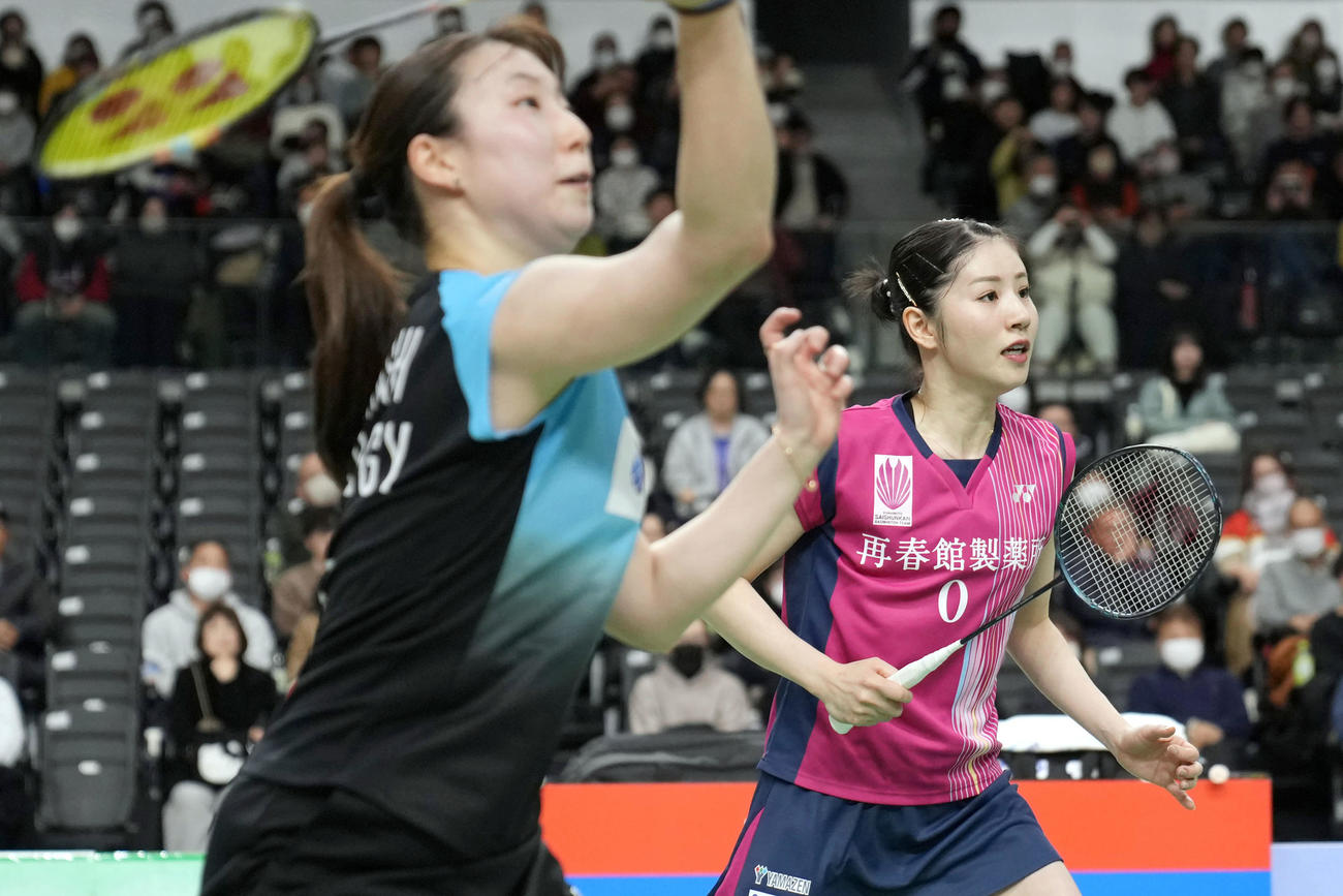 プレーする志田千陽、五十嵐有紗組（共同）