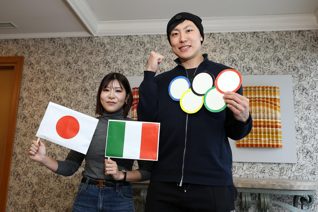ミラノ・コルティナ五輪に向け、妻でロコ・ソラーレの吉田夕（左）からエールを受けた新濱（撮影・前田充）