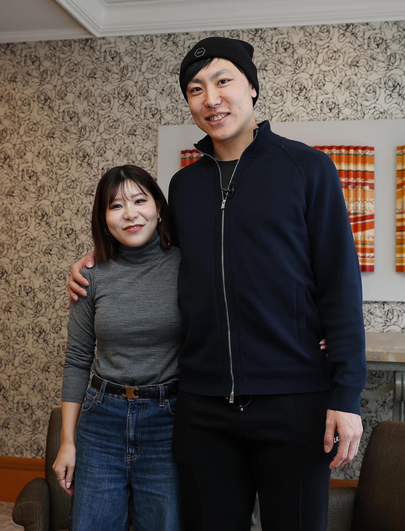 ミラノ・コルティナ五輪に向け、妻でロコ・ソラーレの吉田夕（左）からエールを受けた新濱（撮影・前田充）