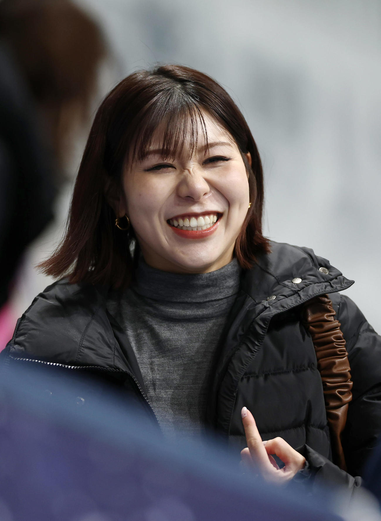 男子500メートルで新濱のレースを見守った妻でロコ・ソラーレの吉田夕（撮影・前田充）