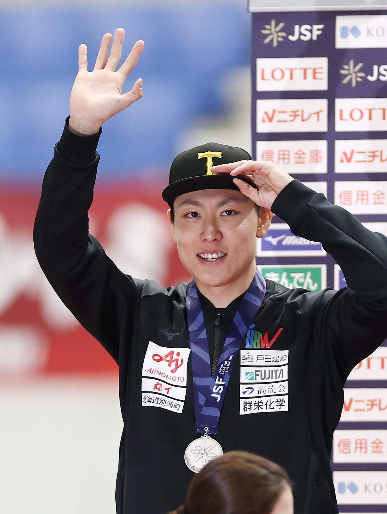 男子500メートルで2位となり、表彰式で手を振る新濱（撮影・前田充）