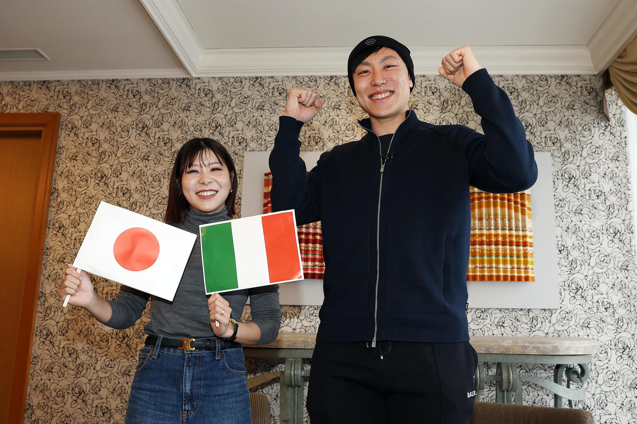 ミラノ・コルティナ五輪に向け、妻でロコ・ソラーレの吉田夕（左）からエールを受けた新濱（撮影・前田充）