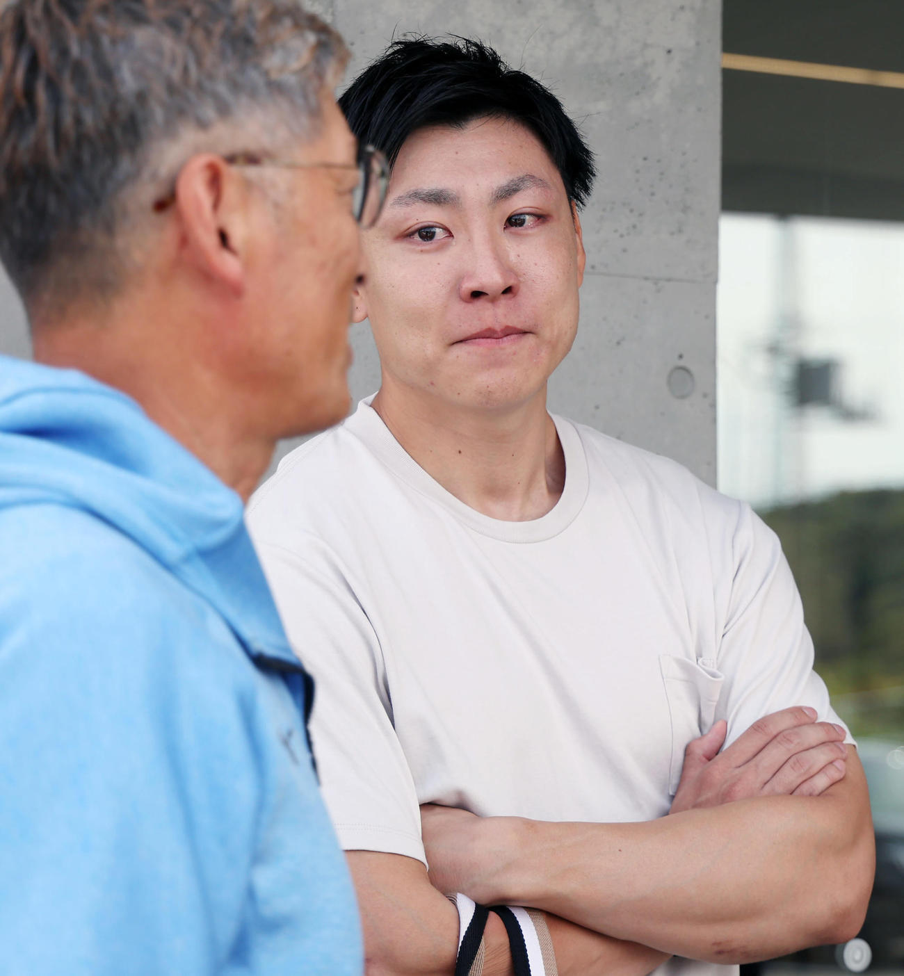 妻の吉田夕梨花が所属するロコ・ソラーレの五輪消滅が決まり、涙する新濱立也（2025年9月）