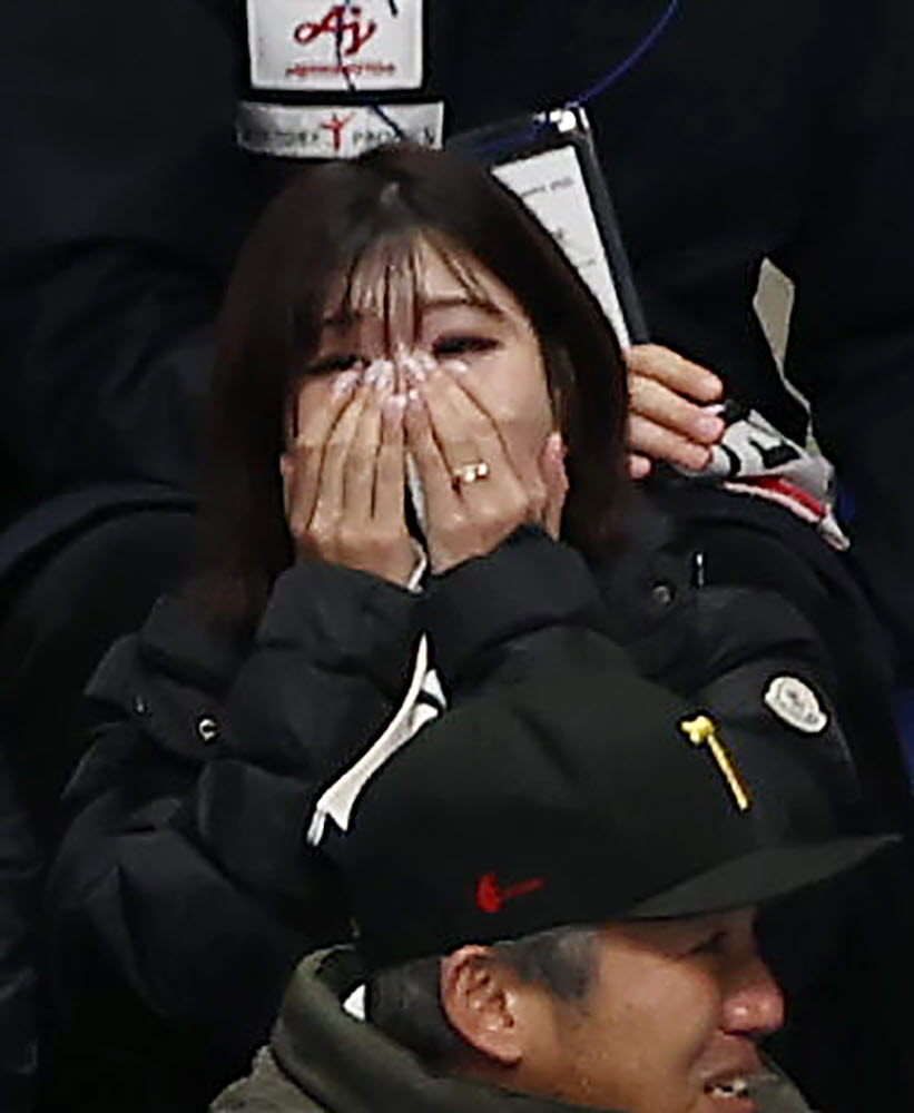 男子500メートルで新濱のレースを見守った妻でロコ・ソラーレの吉田夕（撮影・前田充）