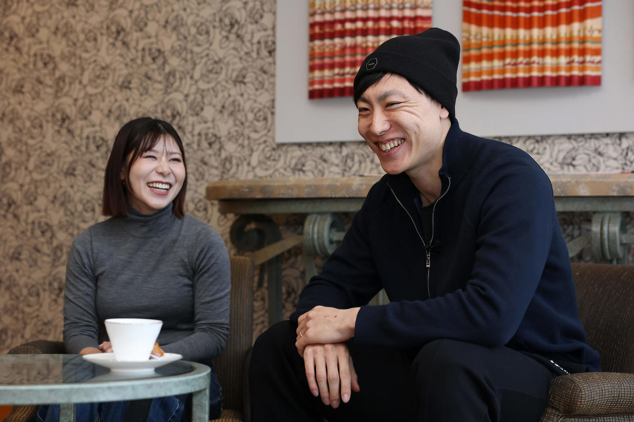 ミラノ・コルティナ五輪に向け、妻でロコ・ソラーレの吉田夕（左）からエールを受けた新濱（撮影・前田充）