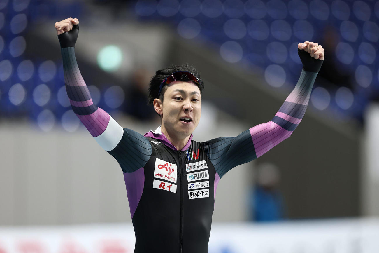 男子500メートルの滑走後、ガッツポーズする新濱（撮影・前田充）