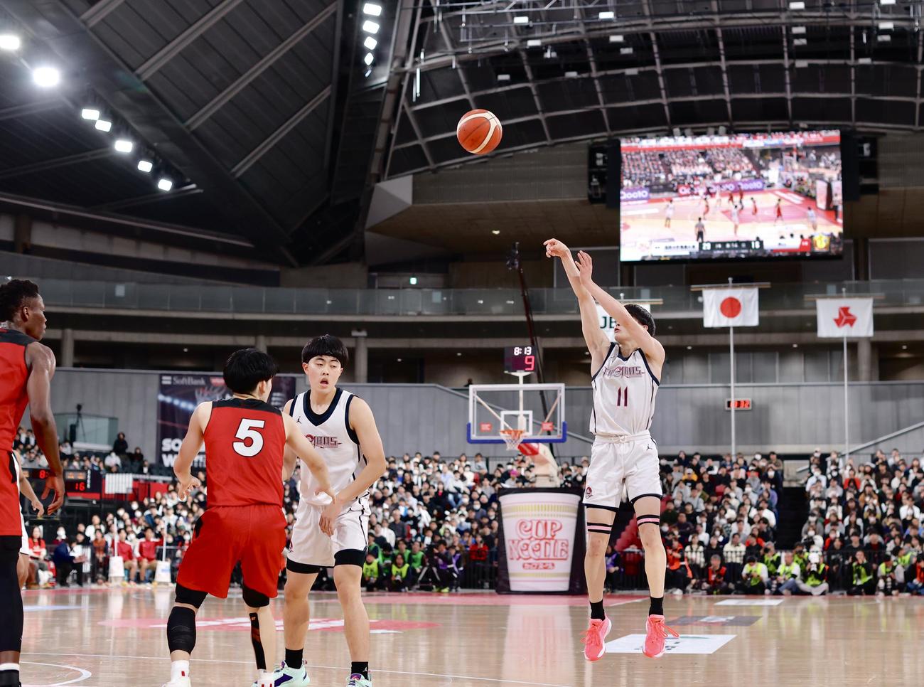 福岡大大濠対東山　第2Q、ベンチで笑顔を見せる福岡大大濠・桜井（撮影・河田真司）