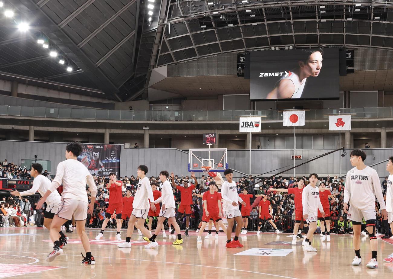 福岡大大濠対東山　試合前、ウォーミングアップする両チーム（撮影・河田真司）
