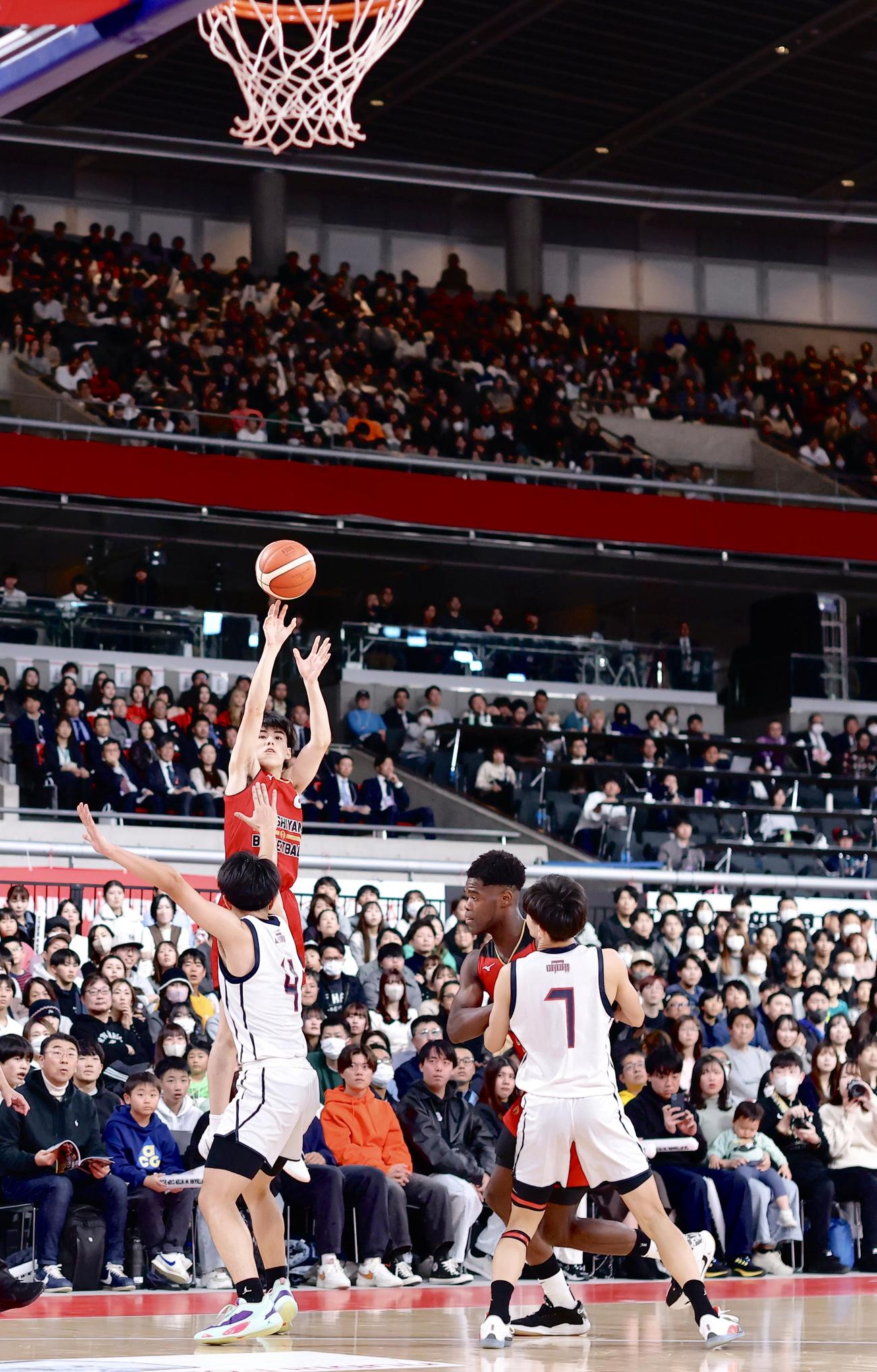 福岡大大濠対東山　第3Q、シュートを放つ東山・中村（左）（撮影・河田真司）