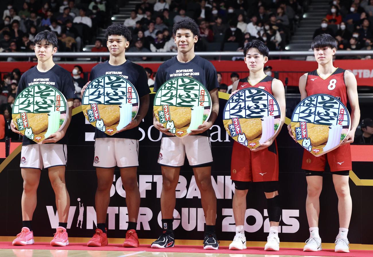 優秀選手に選ばれた、左から福岡大大濠・吉岡、本田、白谷、東山・佐藤、中村（撮影・河田真司）